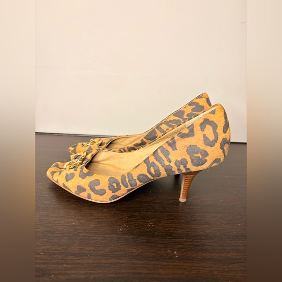 Jessica Simpson Brown and Gold Heels with Elegant Design - Picture 2 of 7